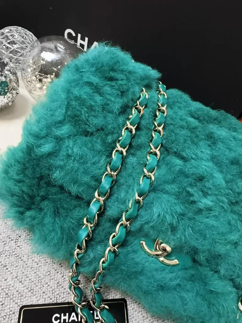 Chanel 19K green vintage quilted fur CF chain crossbody bag - Image 3