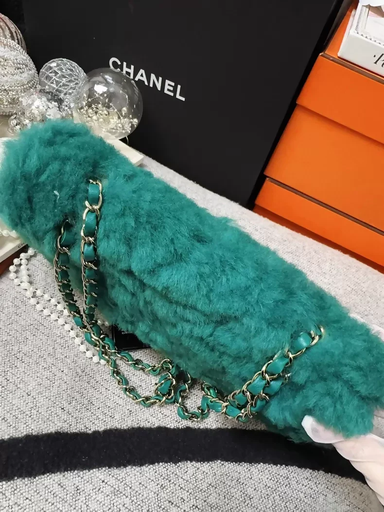 Chanel 19K green vintage quilted fur CF chain crossbody bag - Image 4