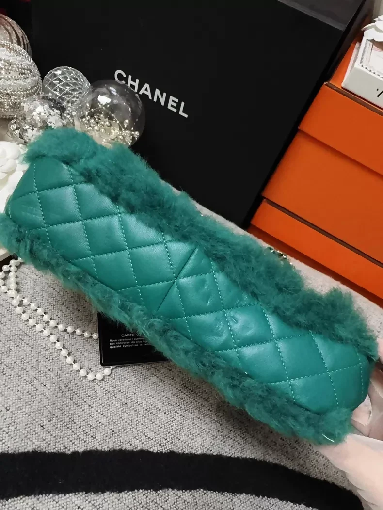 Chanel 19K green vintage quilted fur CF chain crossbody bag - Image 5