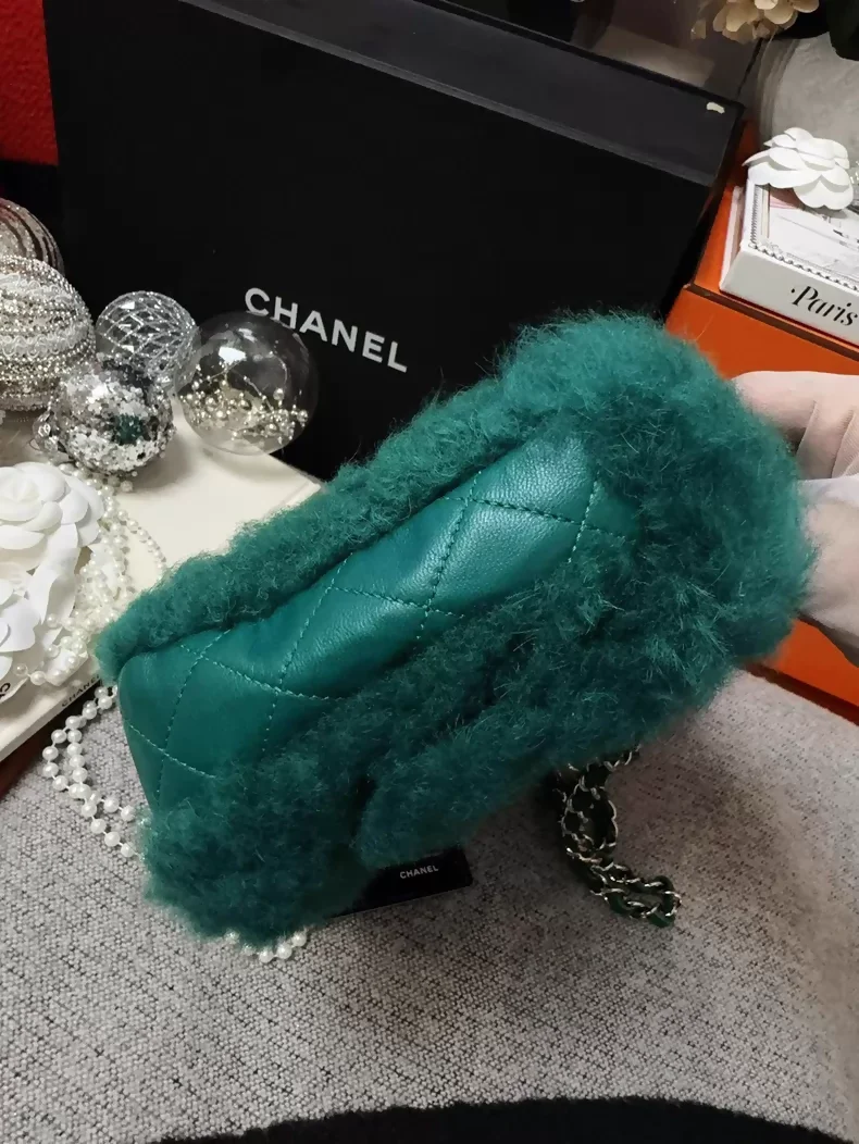 Chanel 19K green vintage quilted fur CF chain crossbody bag - Image 6