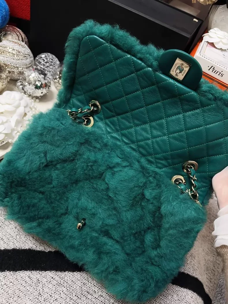 Chanel 19K green vintage quilted fur CF chain crossbody bag - Image 7
