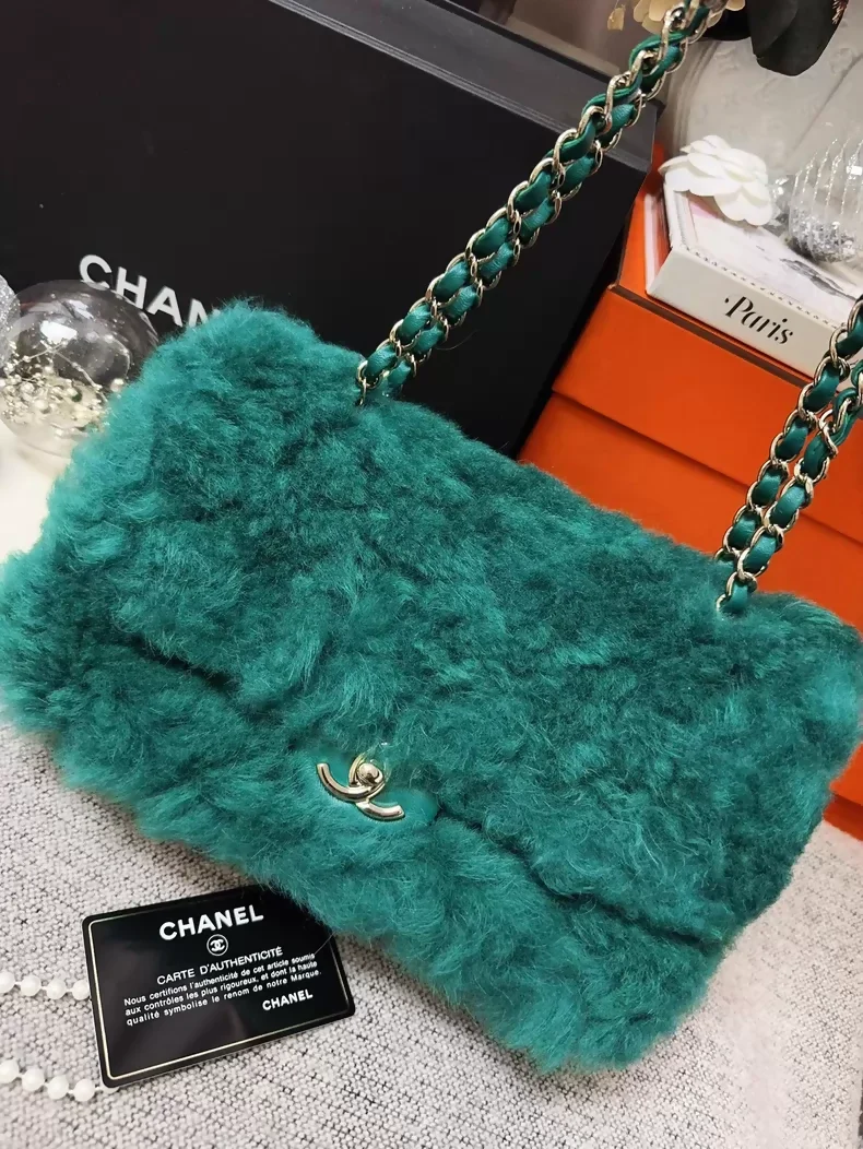 Chanel 19K green vintage quilted fur CF chain crossbody bag - Image 8