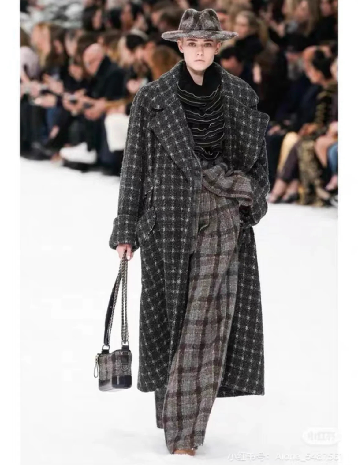 Chanel 19k Grey, Gold, Silver Coat size 34 - Image 5