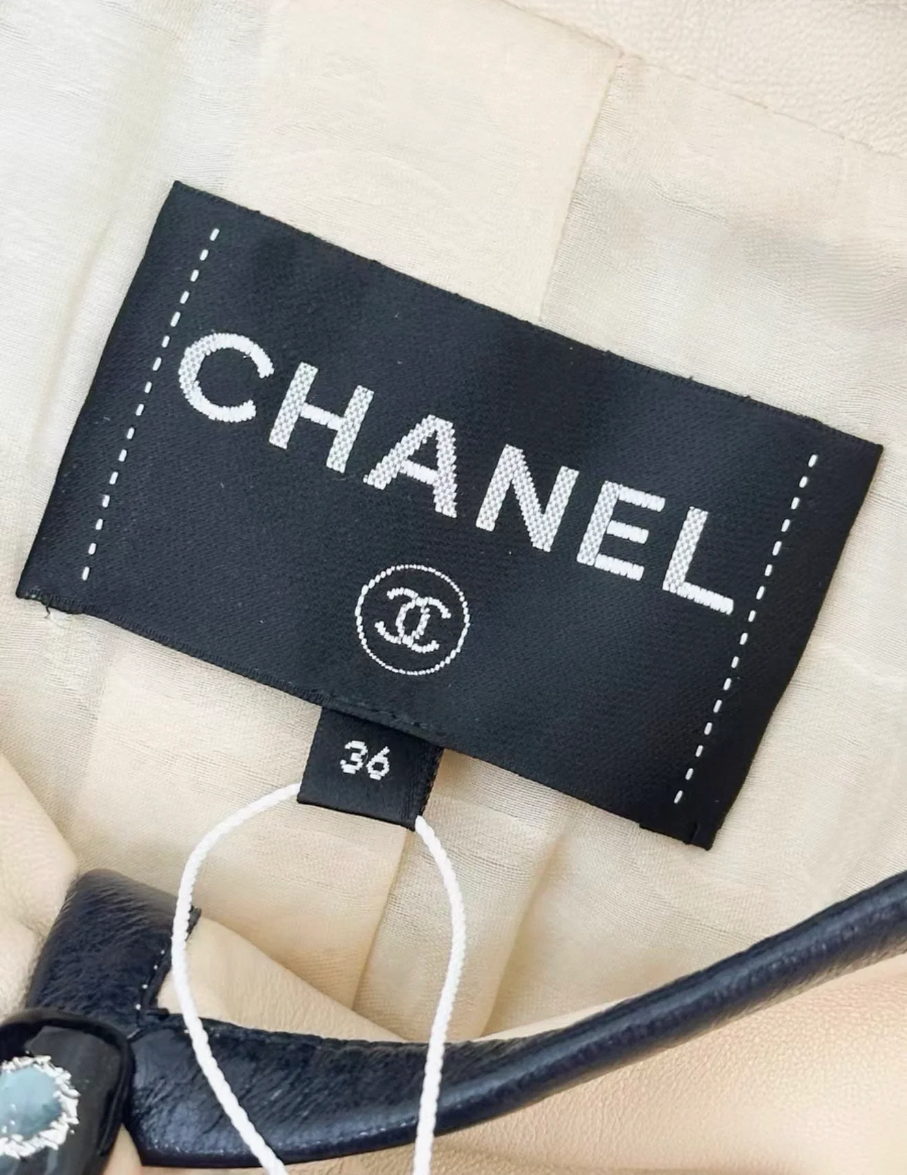 Chanel 19S beige leather jacket - Image 5