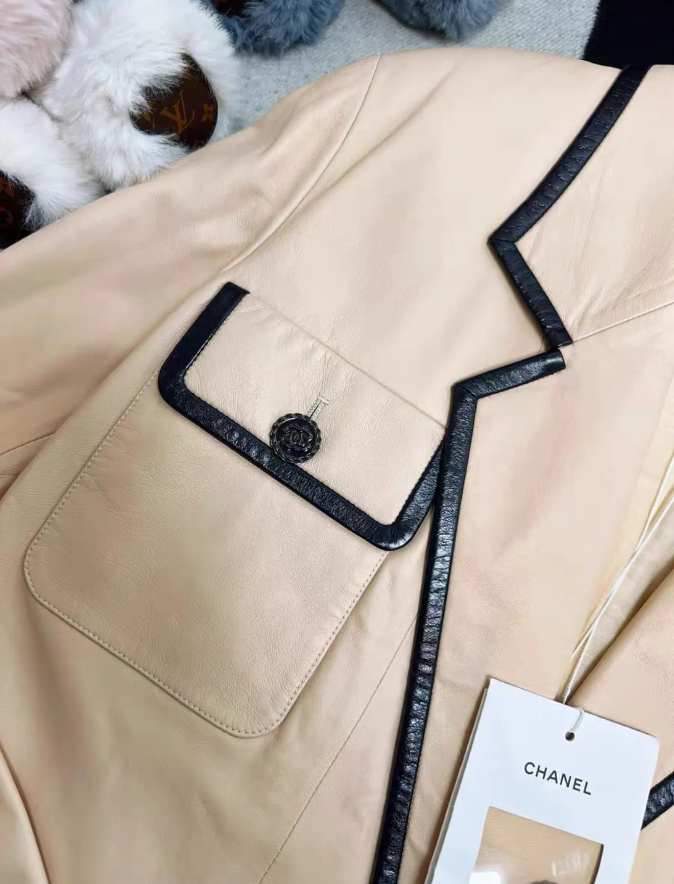Chanel 19S Beige Leather jacket - Image 3