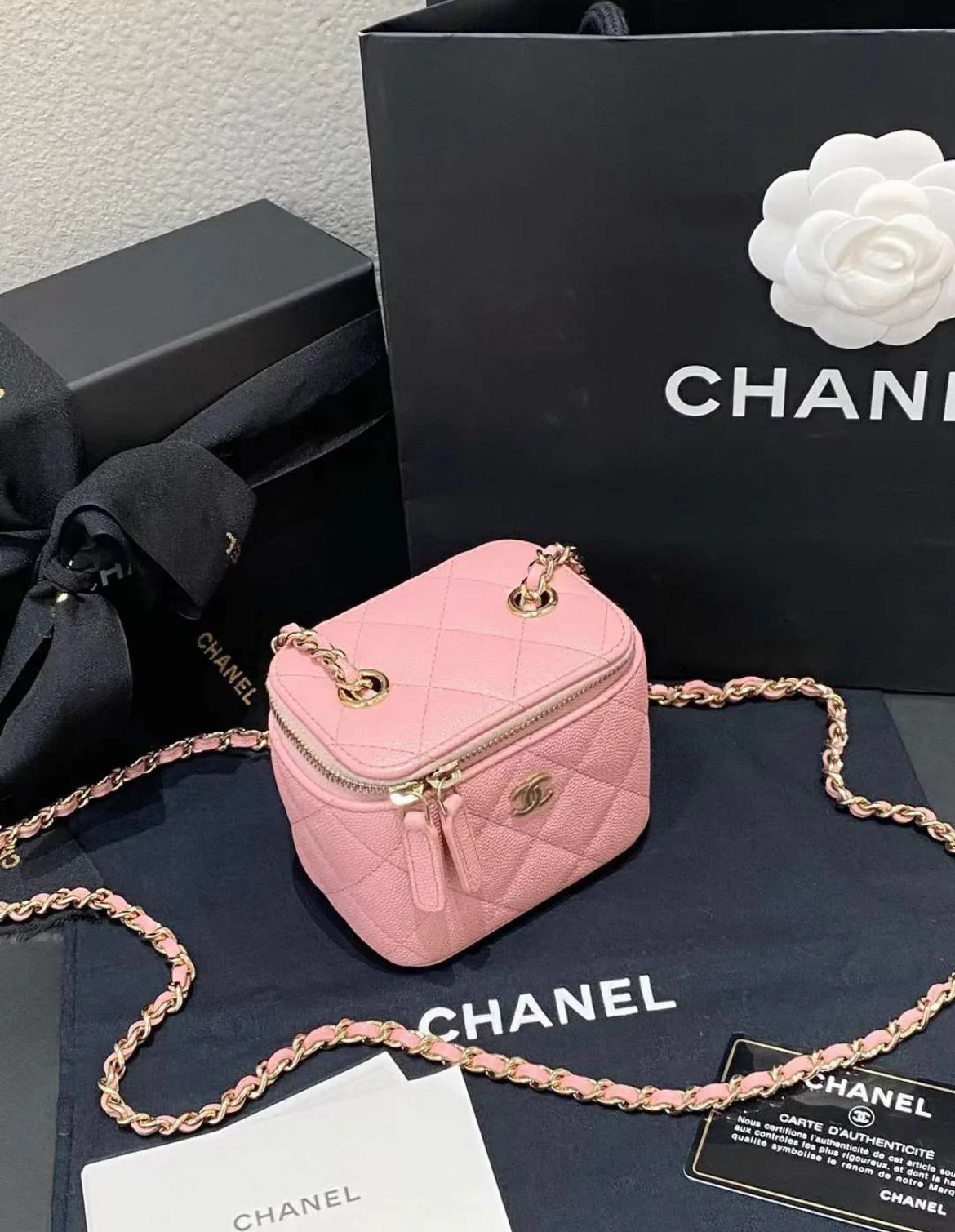 CHANEL 20 Pink Quilted Caviar Leather Mini Vanity Case With Chain Bag - Image 5