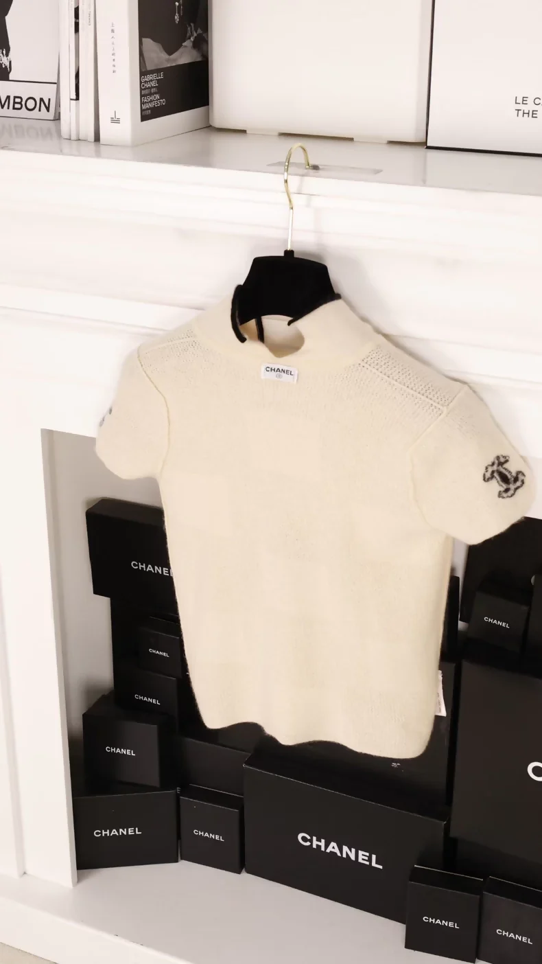 Chanel 2001 ecru Cashmere CC Top - Image 2