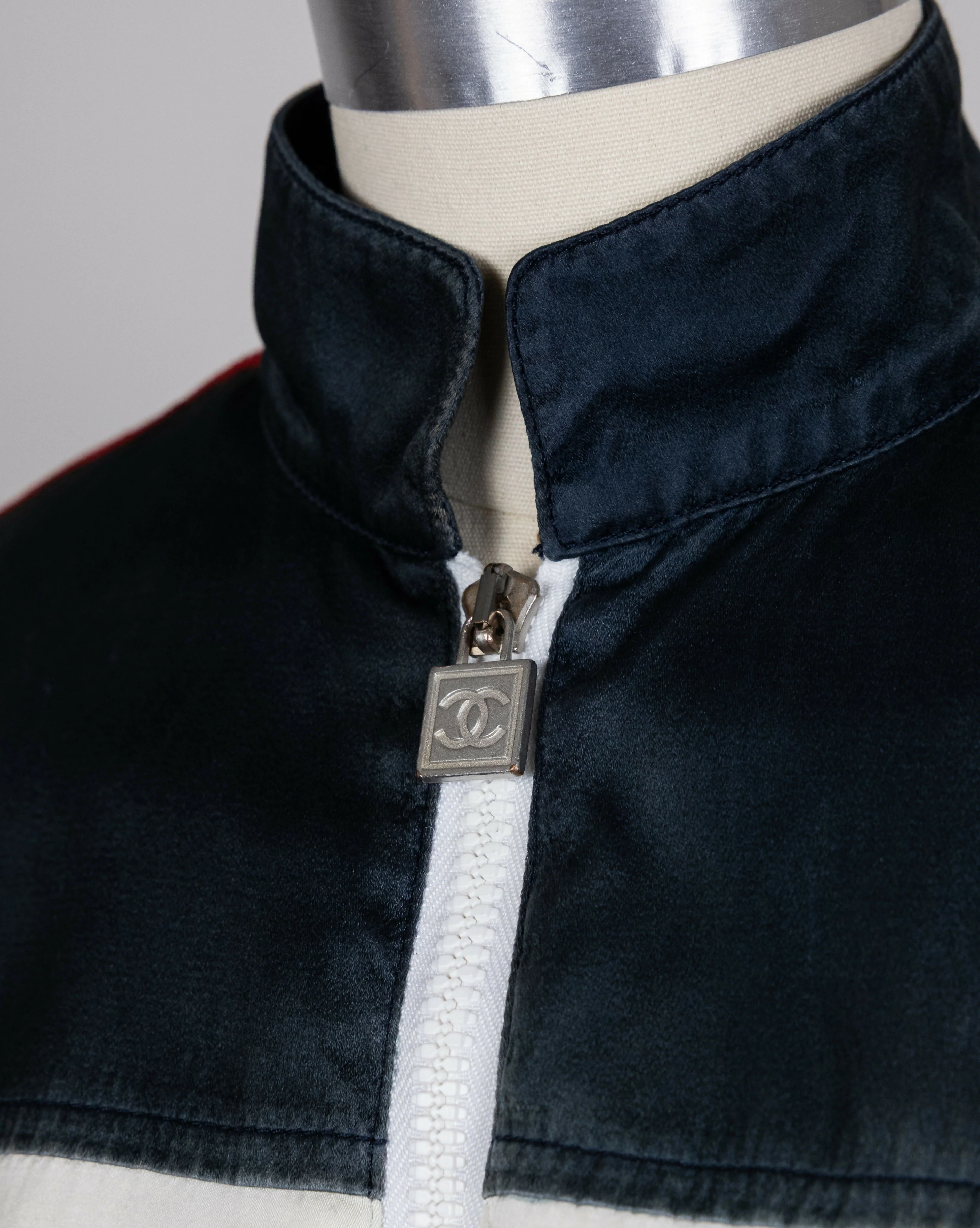 Chanel 2002 Spring/Summer Vintage Cream CC Logo Star Bomber Jacket - Image 4
