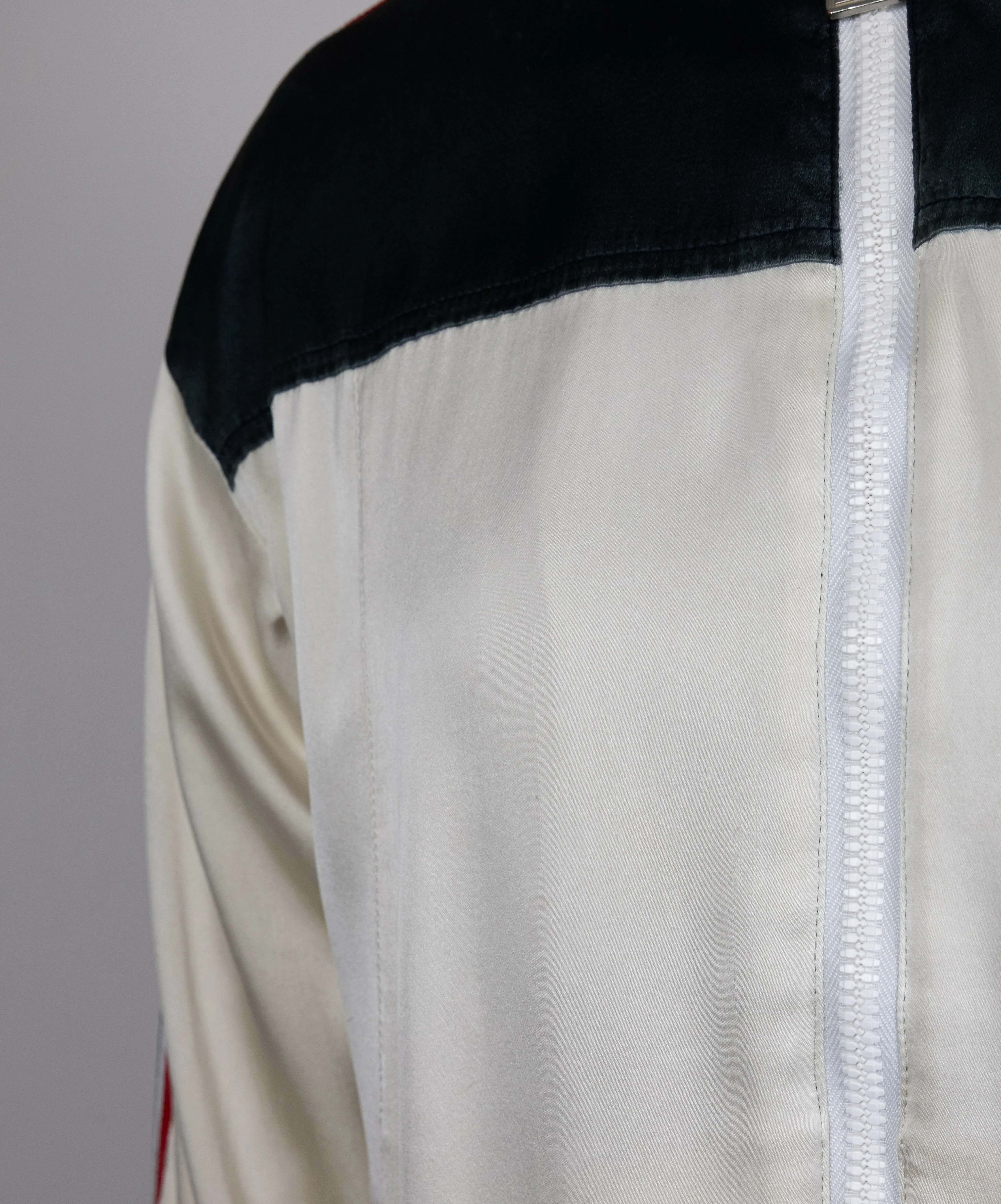 Chanel 2002 Spring/Summer Vintage Cream CC Logo Star Bomber Jacket - Image 7