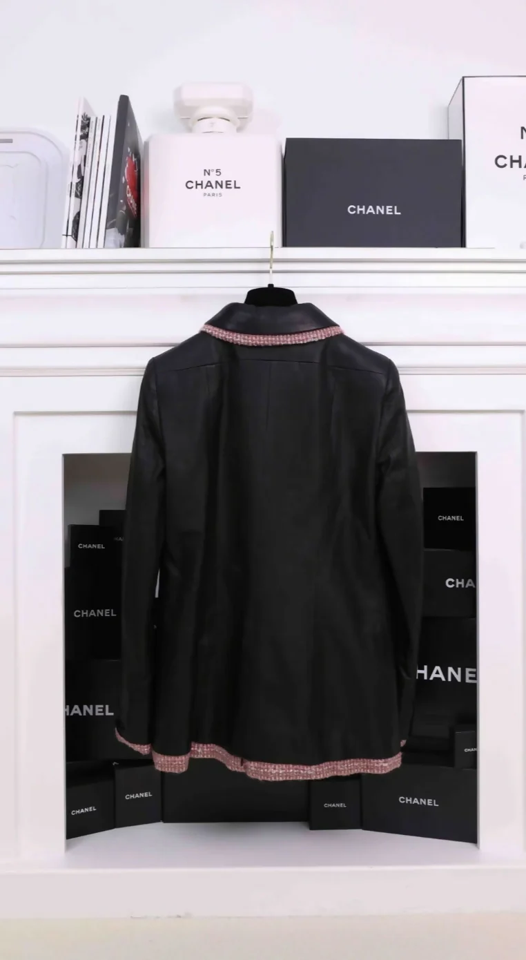 Chanel 2003 black leather and pink tweed jacket - Image 2