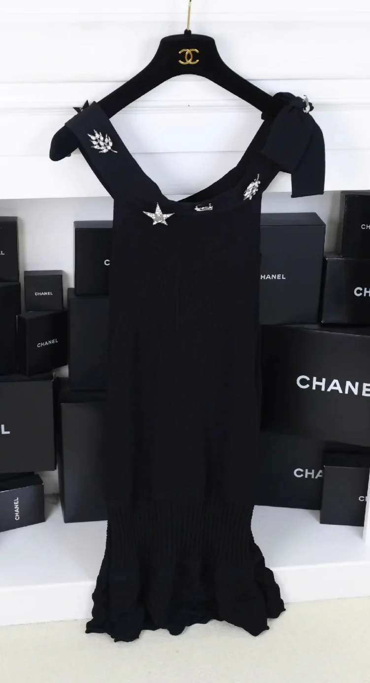 Chanel 2008 Spring/Summer Preview Collection Black Knitted Multi-element Rhinestone Brooch Dress - Image 2