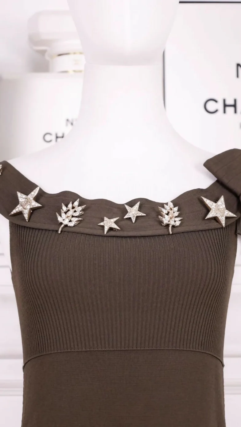 Chanel 2008 Spring/Summer Green Knitted Multi-Element Rhinestone Brooch Dress - Image 3