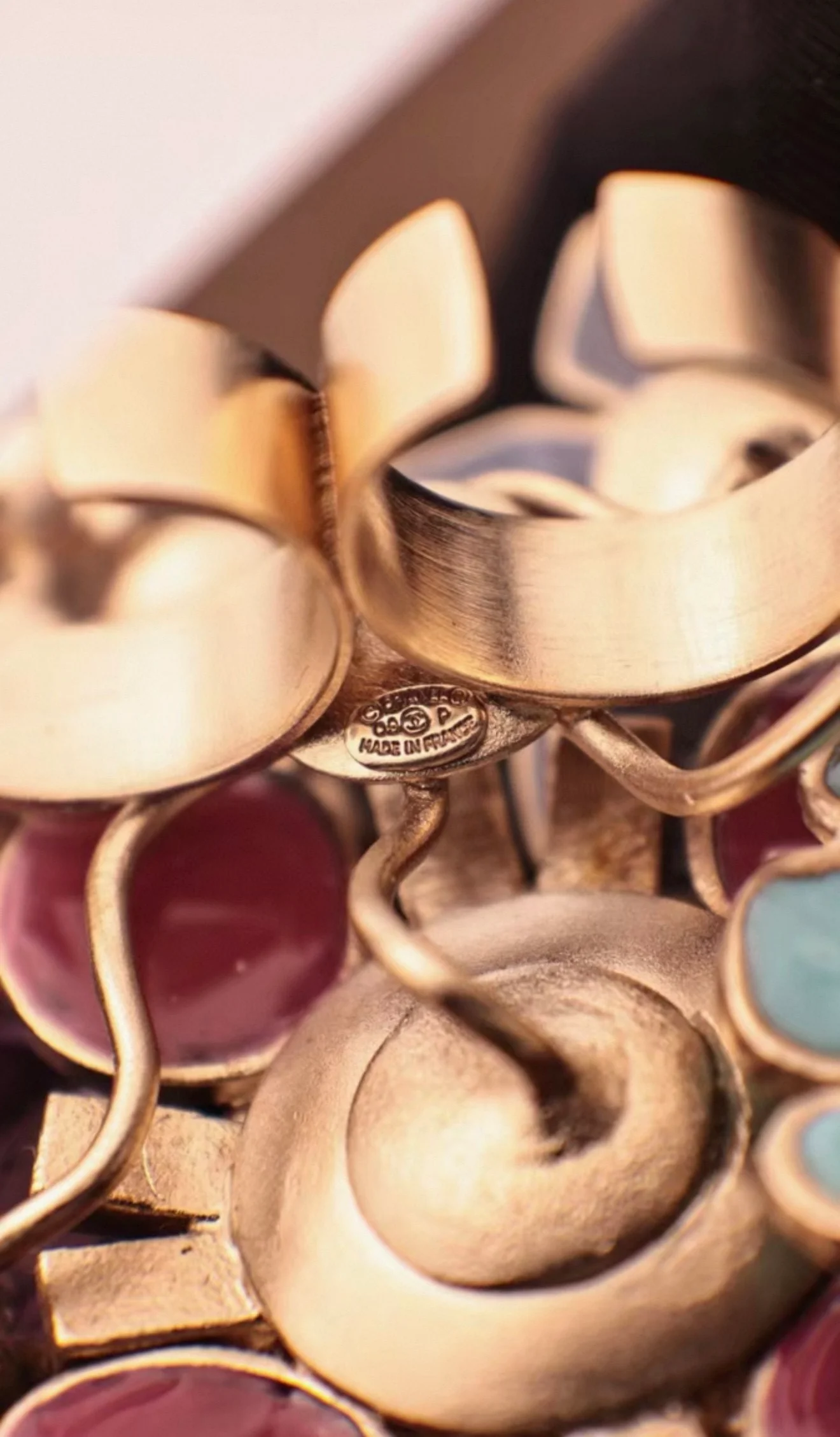 Chanel 2009 Colored Glass Flower and Pearl Ring - Image 5