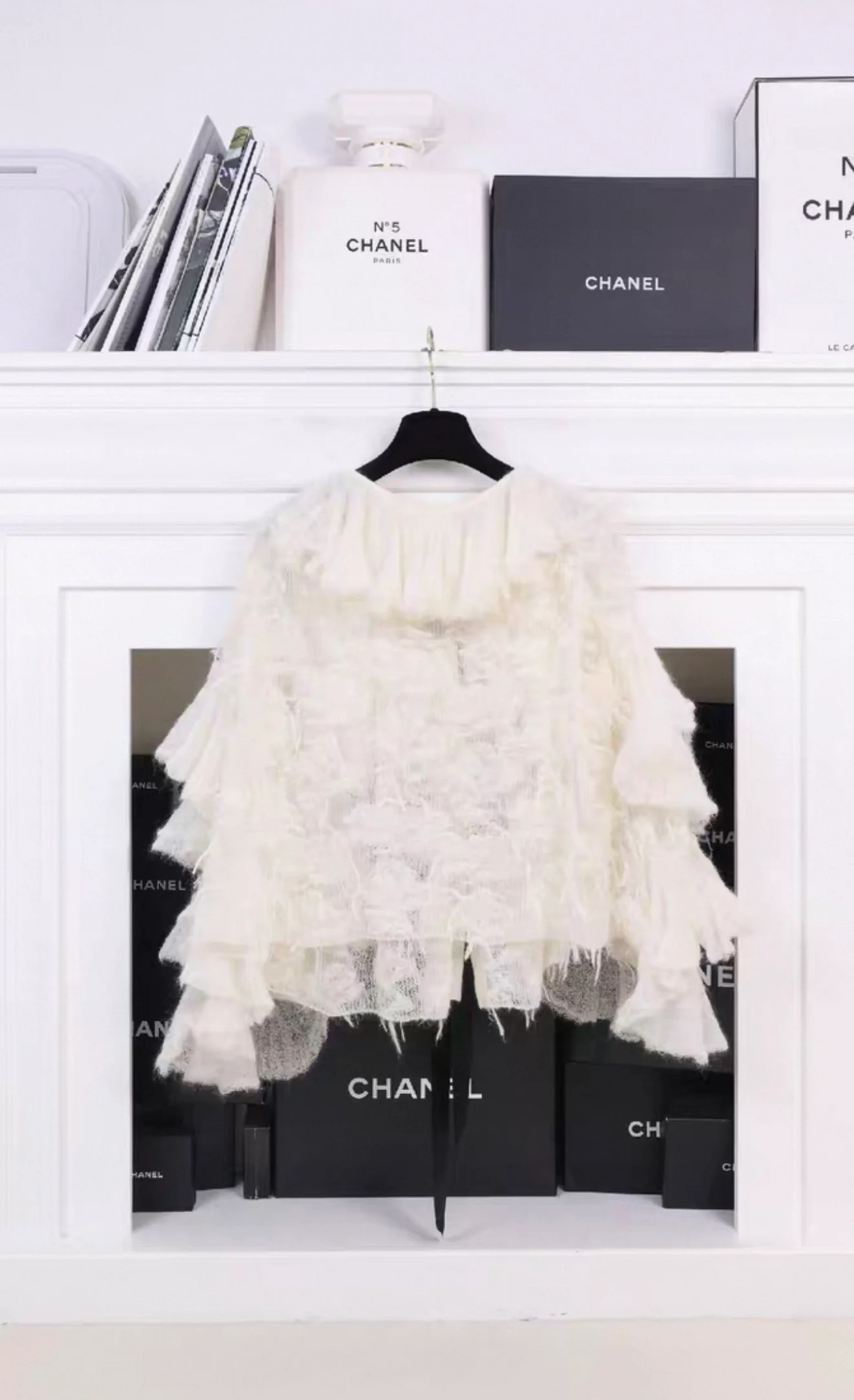 Chanel 2009 Paris-Moscow White Wool Black Bow Cardigan - Image 2