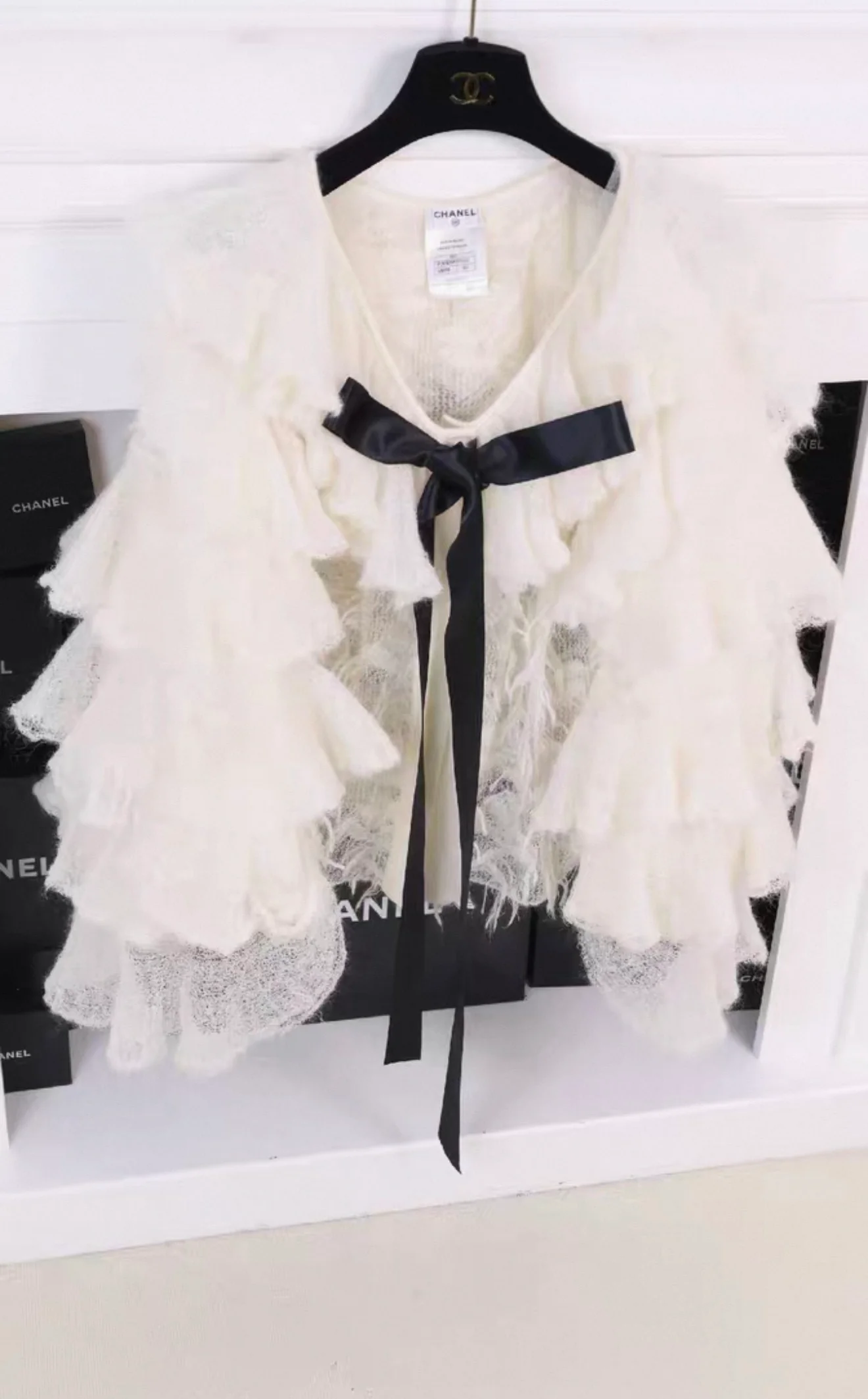 Chanel 2009 Paris-Moscow White Wool Black Bow Cardigan - Image 3