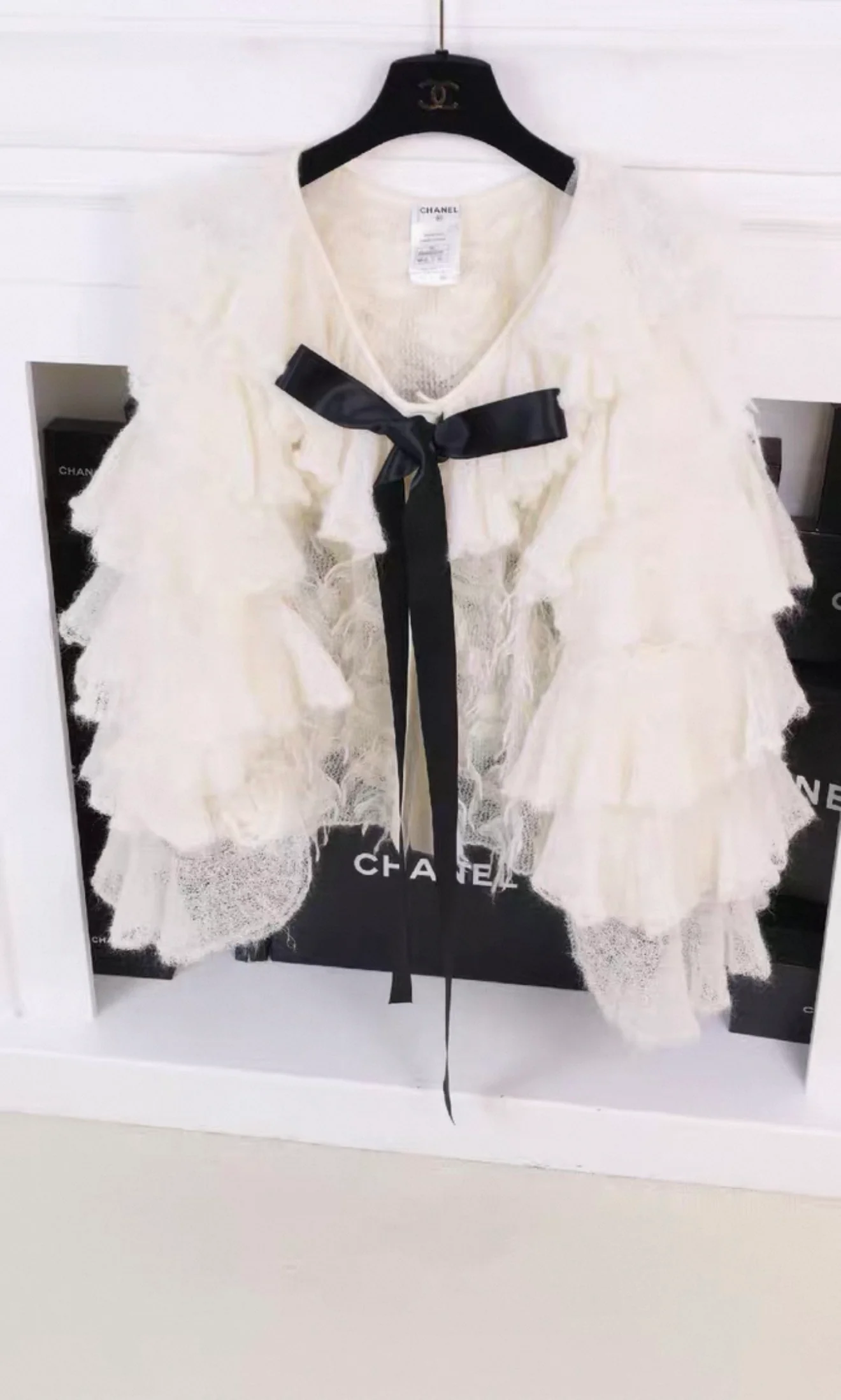 Chanel 2009 Paris-Moscow White Wool Black Bow Cardigan - Image 5
