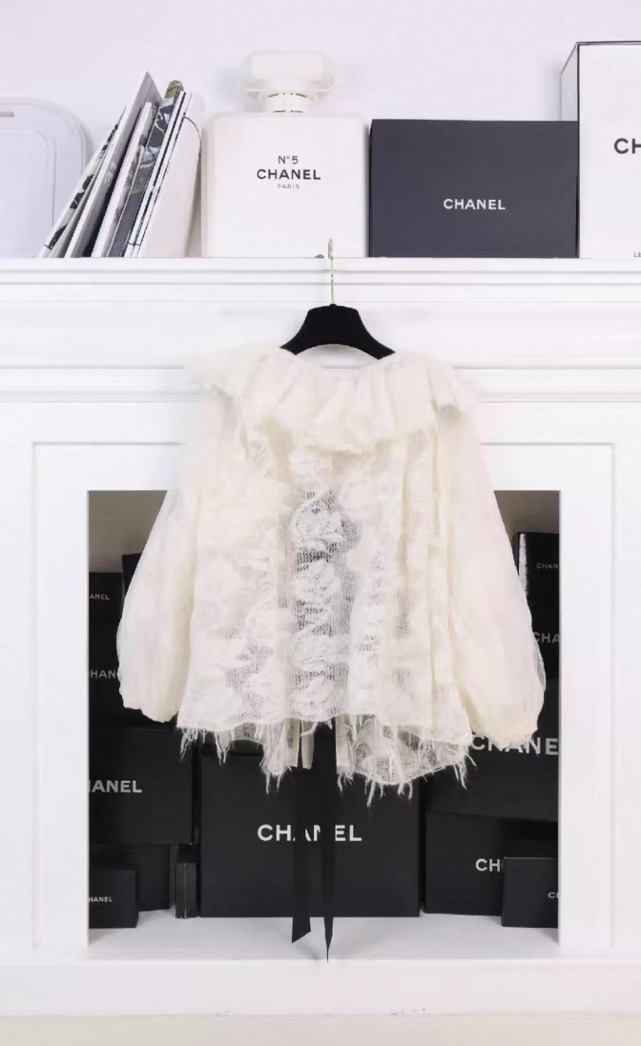 Chanel 2009 Paris-Moscow White Wool Black Bow Cardigan - Image 7