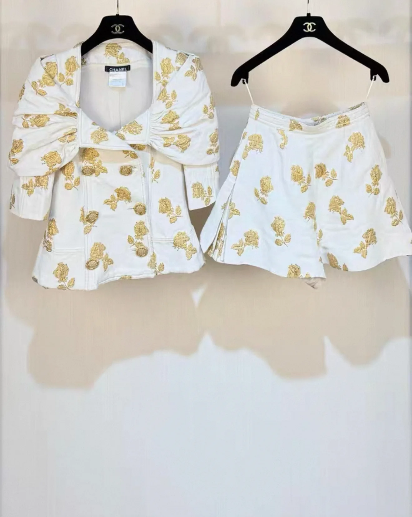 Chanel 2013 white and gold embroidered jacket and shorts set - Image 2