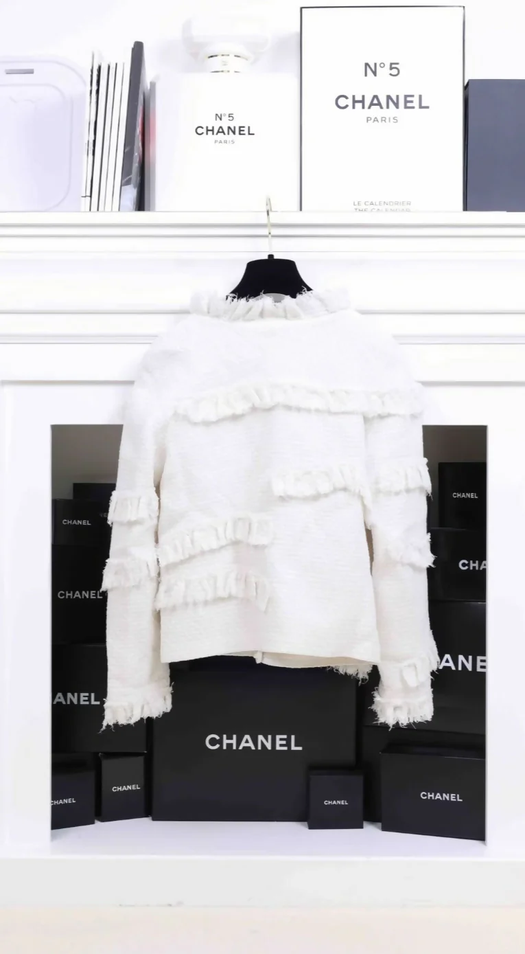 Chanel 2014 off white tweed jacket. - Image 2
