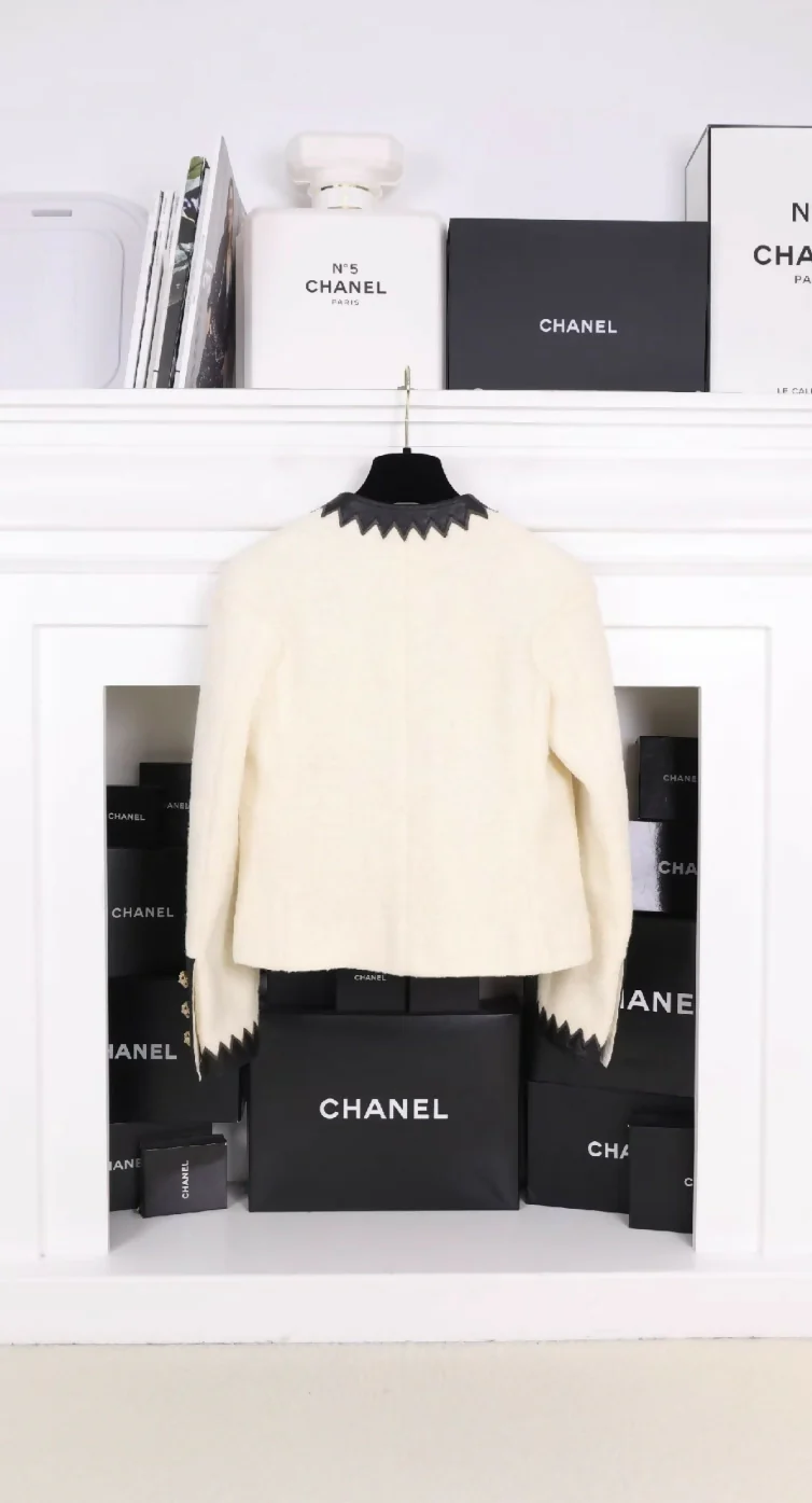 Chanel 2015 ecru jacket with black leather trim - Image 2