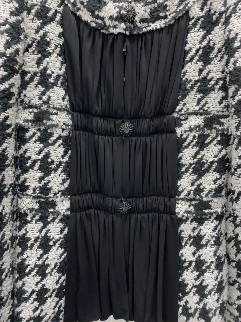Chanel 2016 black tweed jacket with houndstooth pattern and pleated black textured silk panels - Image 3