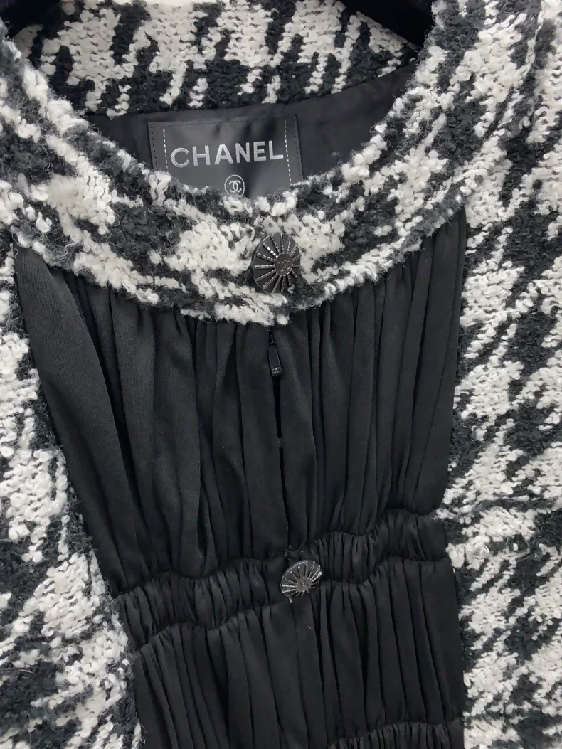 Chanel 2016 black tweed jacket with houndstooth pattern and pleated black textured silk panels - Image 4