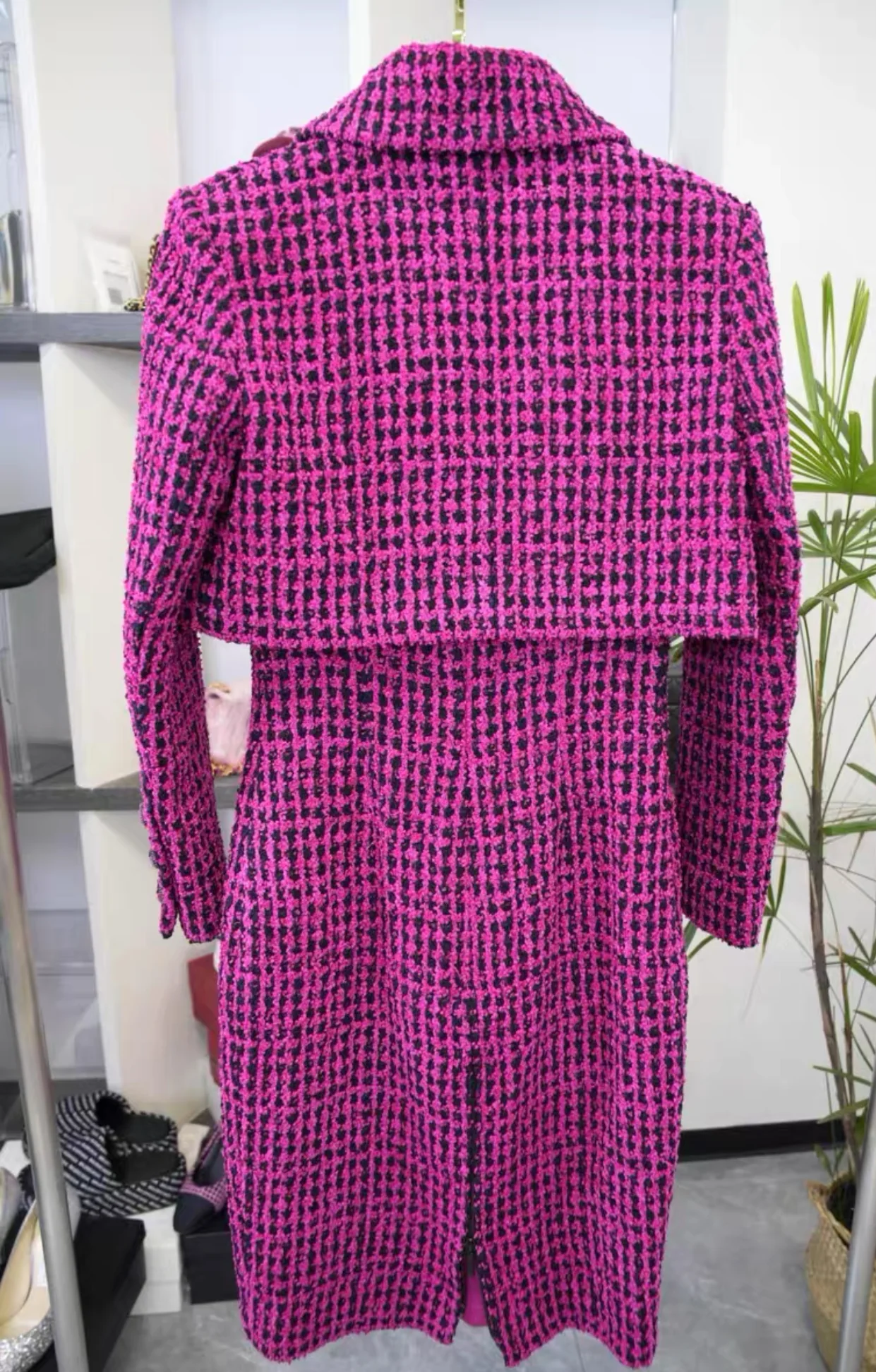 Chanel 2016 Pink Fuchsia tweed jacket and dress suit - Image 4