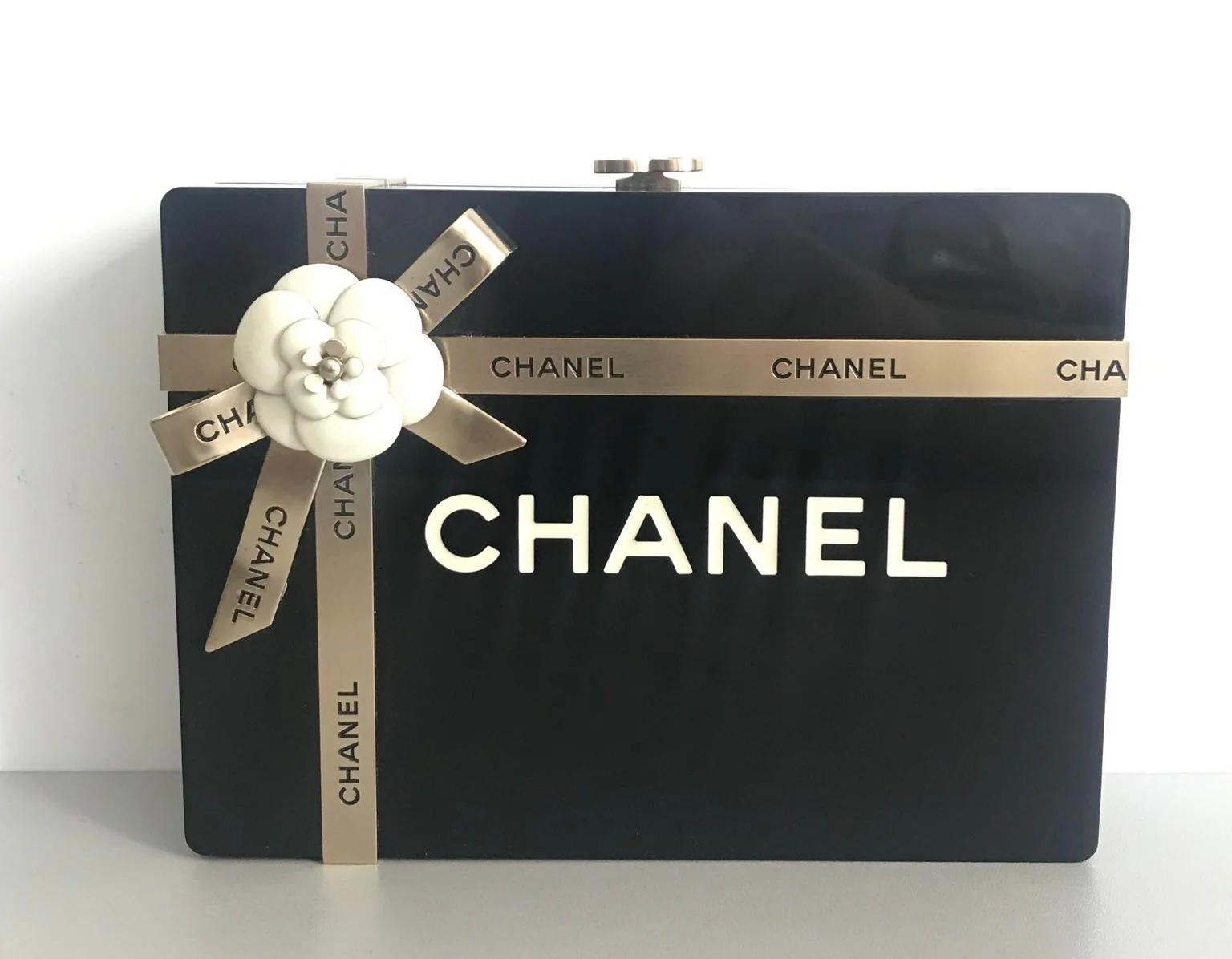 Chanel 2017 Gift Box Minaudière - Image 2