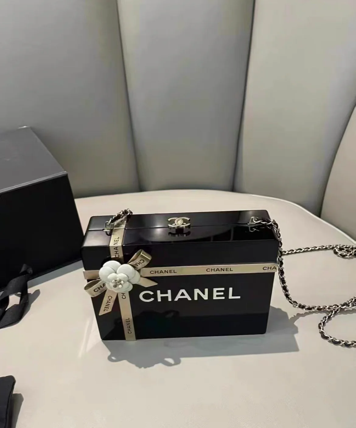 Chanel 2017 Gift Box Minaudière - Image 2