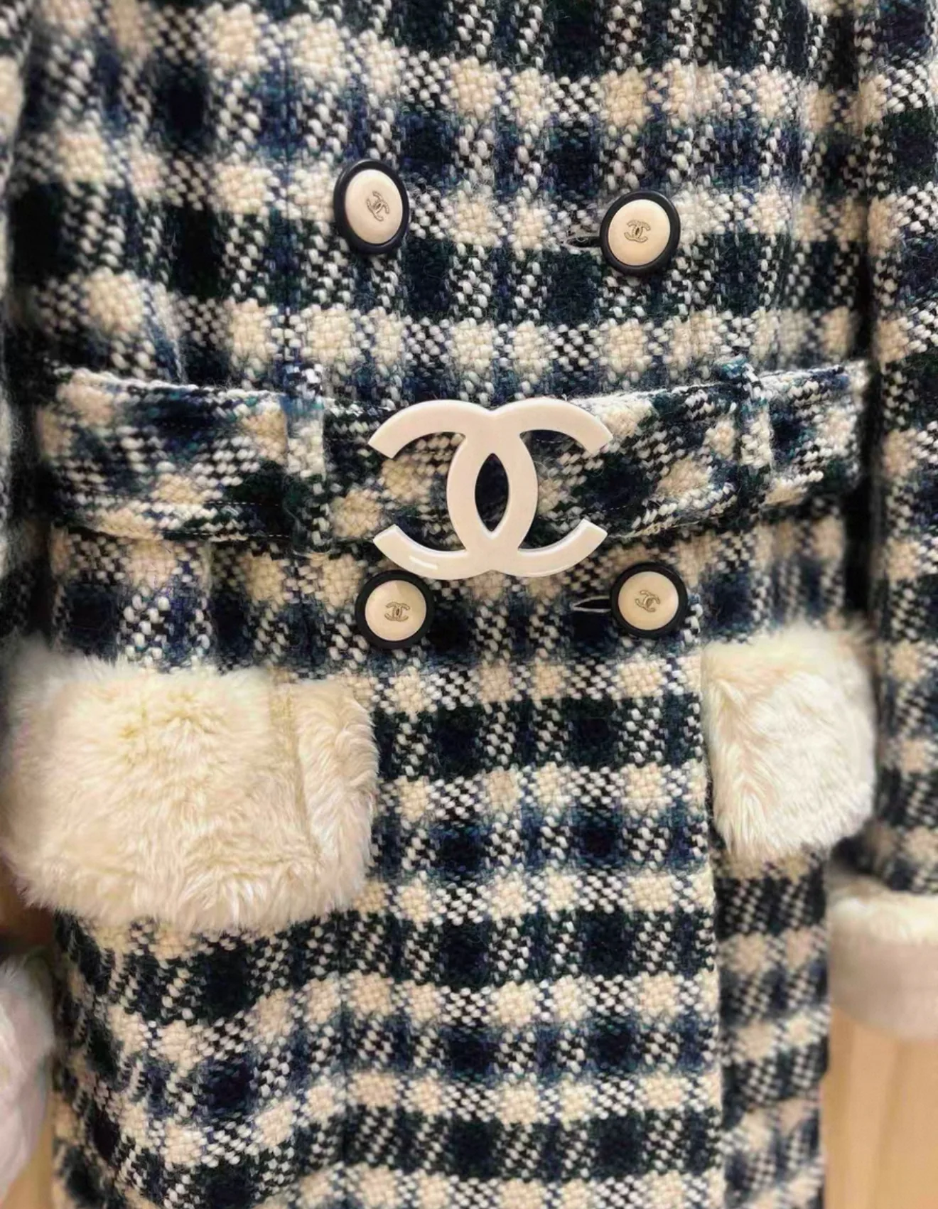 Chanel 2017 white/Blue/Green Check Tweed Coat - Image 4