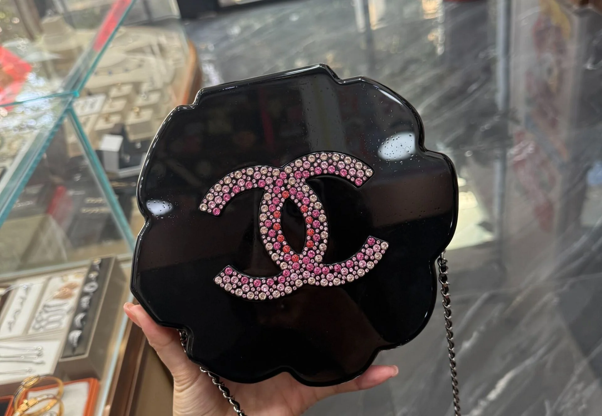 Chanel 2018 Camellia Strass and Resin Evening clutch bag in pink - Image 2
