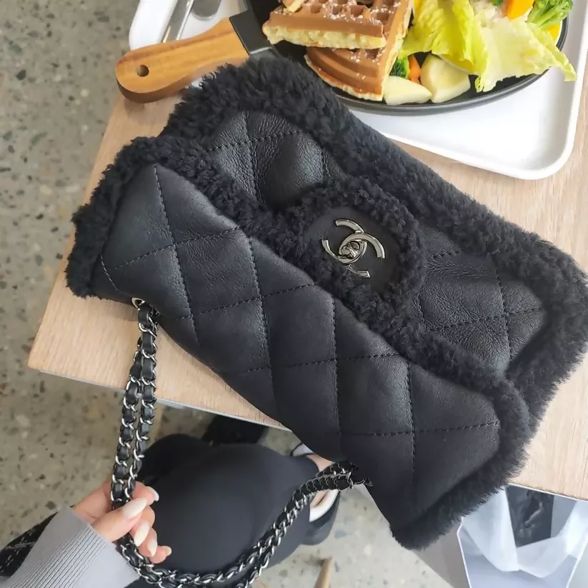 Chanel 2018 Medium Black Shearling Coco Neige Flap Bag - Image 4