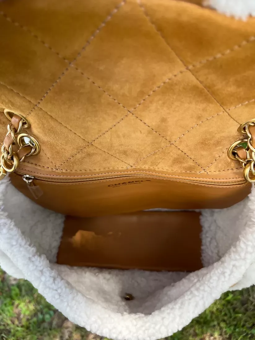 Chanel 2018 Medium Shearling Coco Neige Flap Bag - Image 7