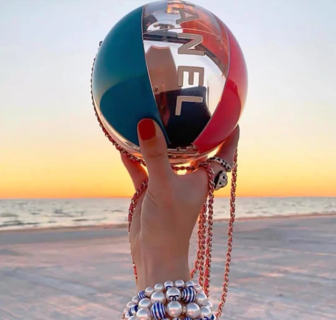 Chanel 2019 Pink, Clear and Blue Resin Coco Beach Ball Minaudière Light Gold Hardware - Image 7