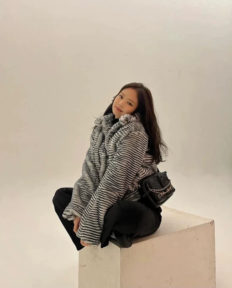 Chanel 2020 black & white fur striped jacket - Image 3