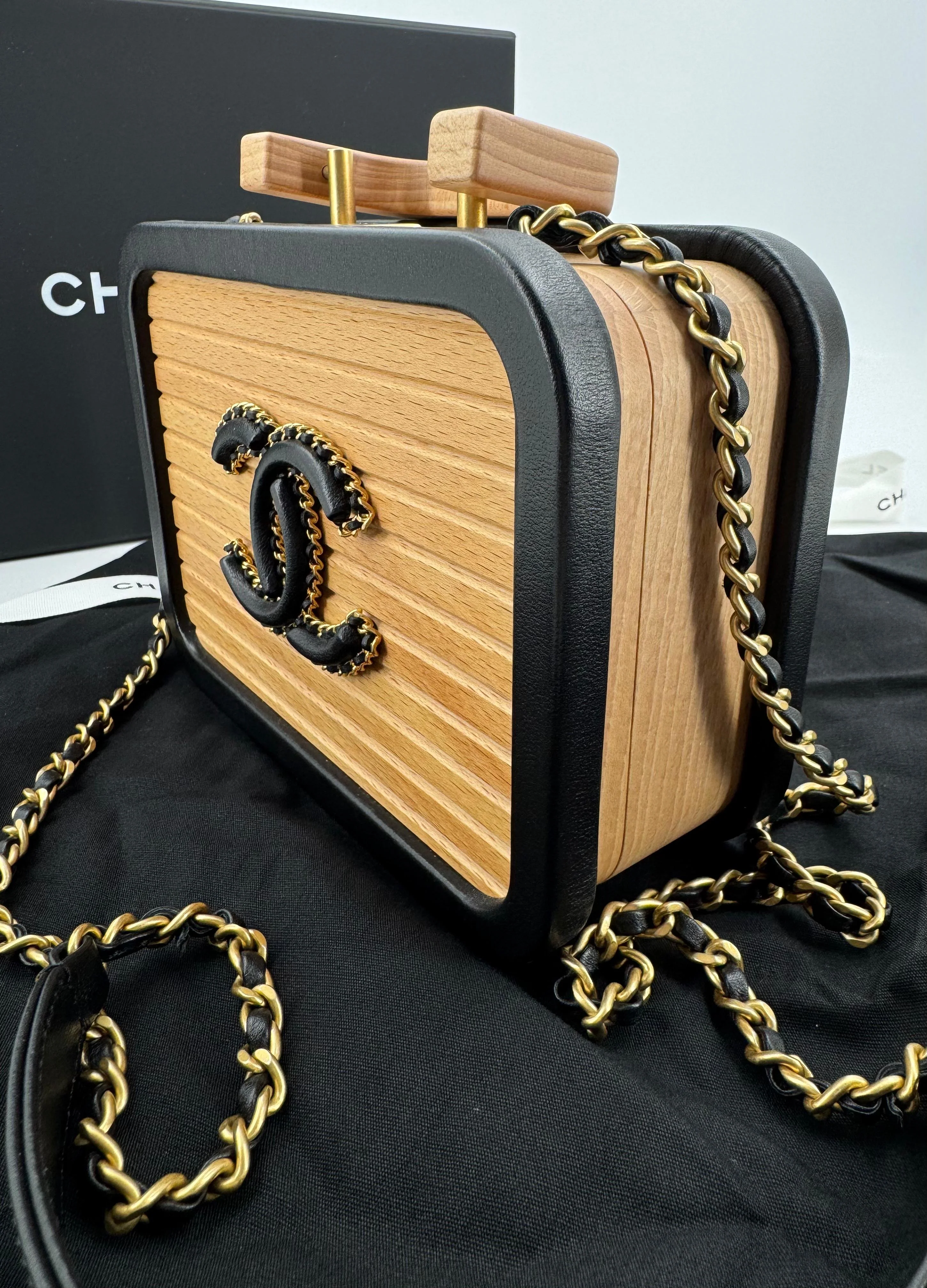 Chanel 2022 Beech Wood and Black Lambskin CC Vanity Case Brushed Gold Hardware - Image 17