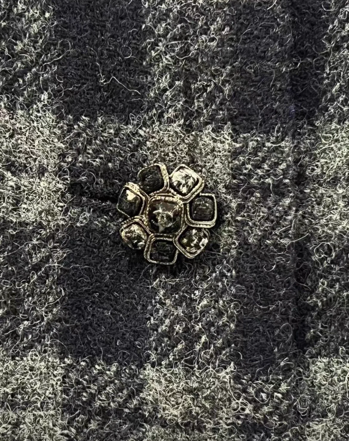 Chanel 2022 gray tweed dress size 40 - Image 4