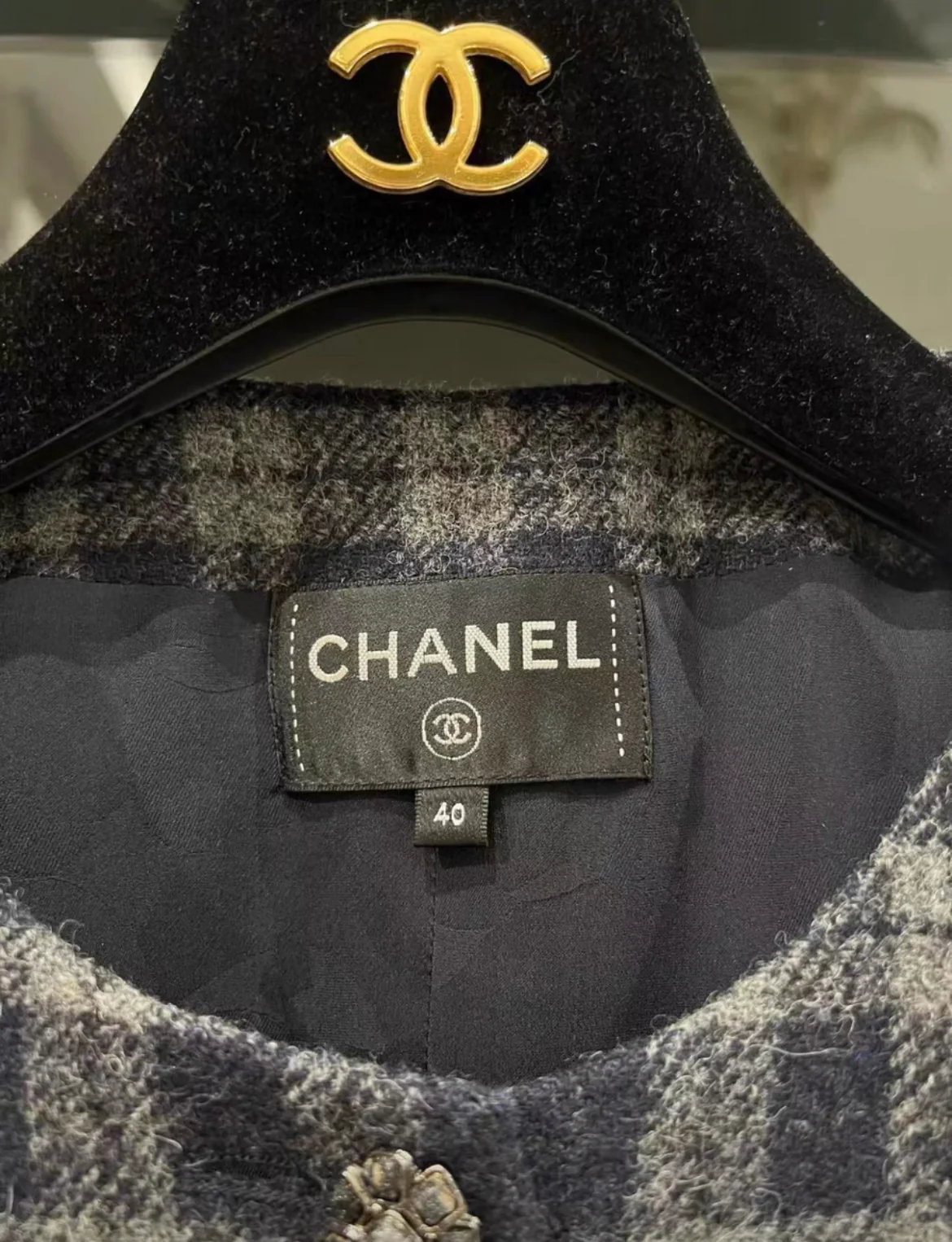 Chanel 2022 gray tweed dress size 40 - Image 5