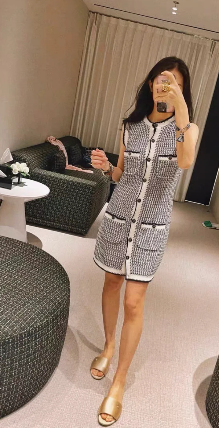 Chanel 2022 pre-spring summer collection black and white four-pocket tweed dress size 40 - Image 4