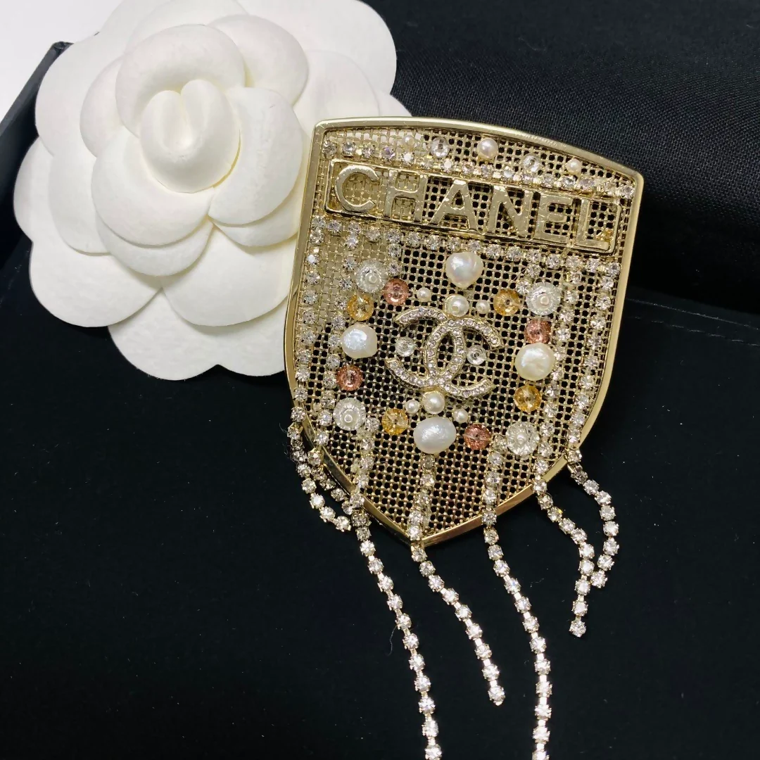 Chanel 20A pearl brooch