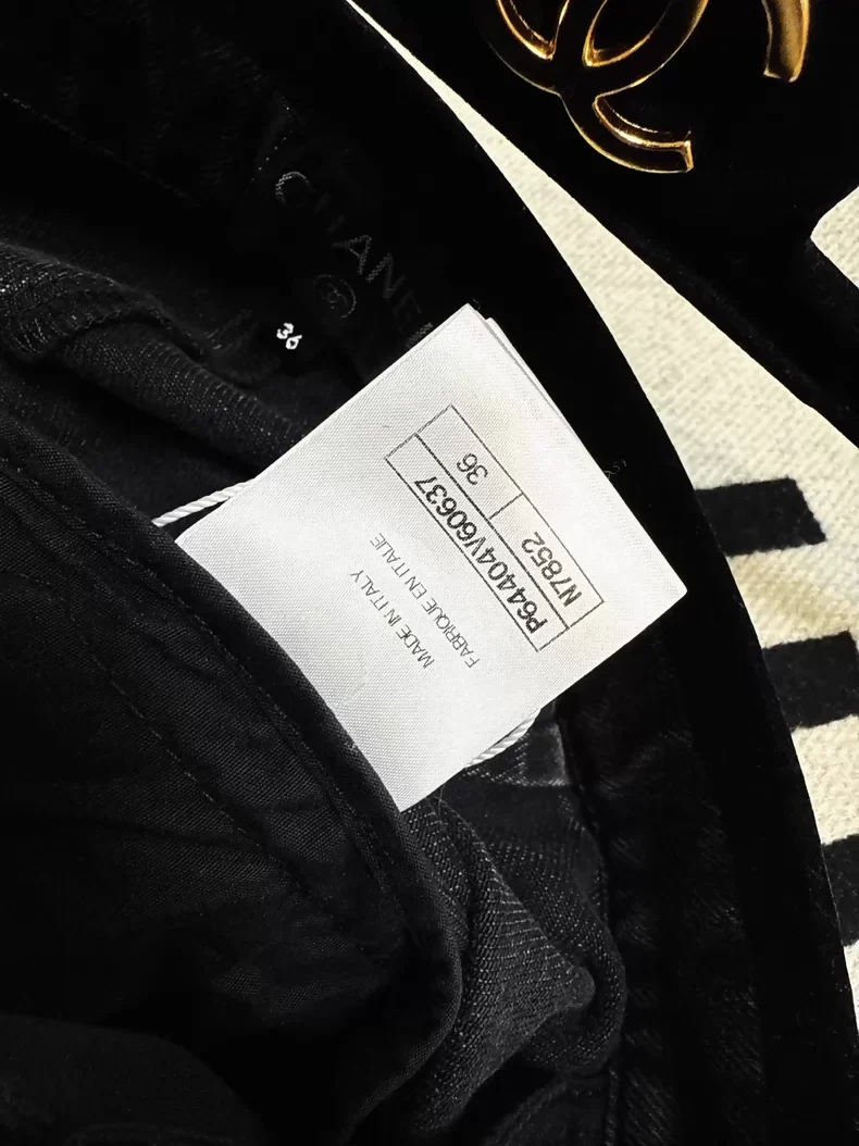 Chanel 20A black and grey velvet patchwork denim jeans - Image 4