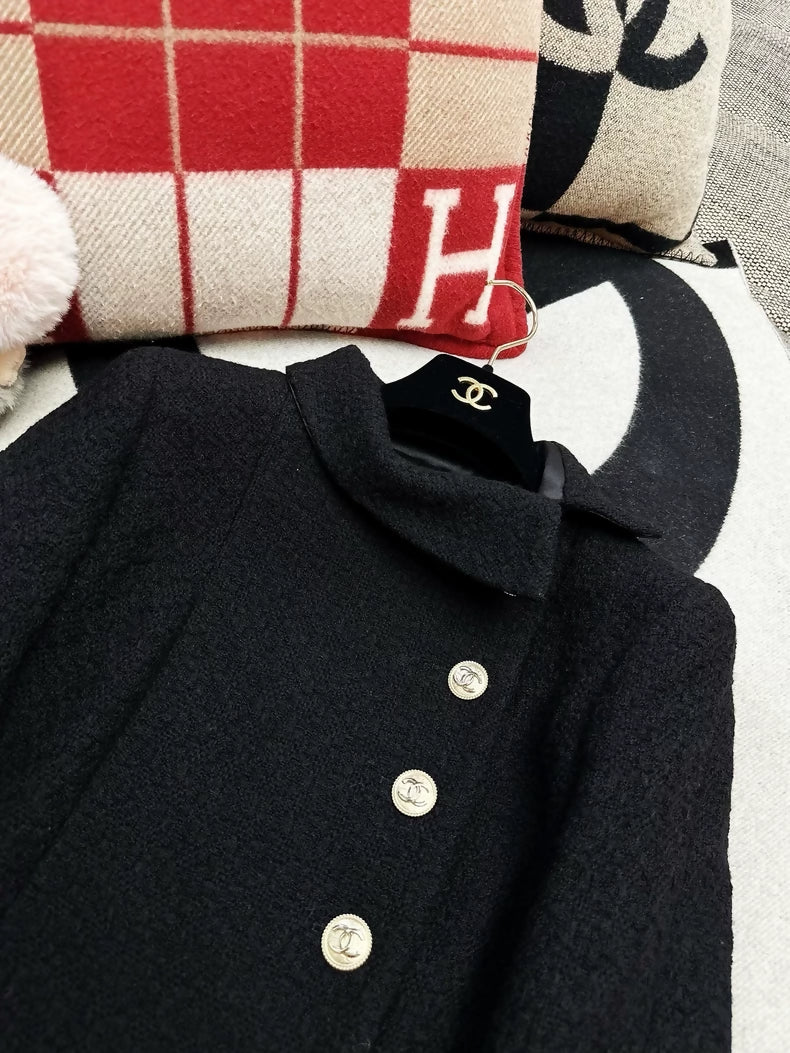 Chanel 20A Black and Gold Collar Jacke - Image 2