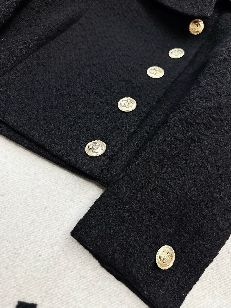 Chanel 20A Black and Gold Collar Jacke - Image 3