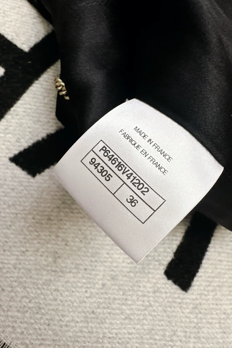 Chanel 20A Black and Gold Collar Jacke - Image 5
