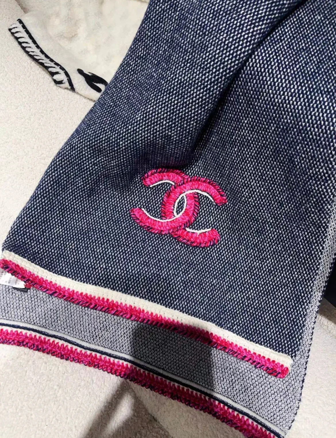 Chanel 20A cashmere scarf - Image 2