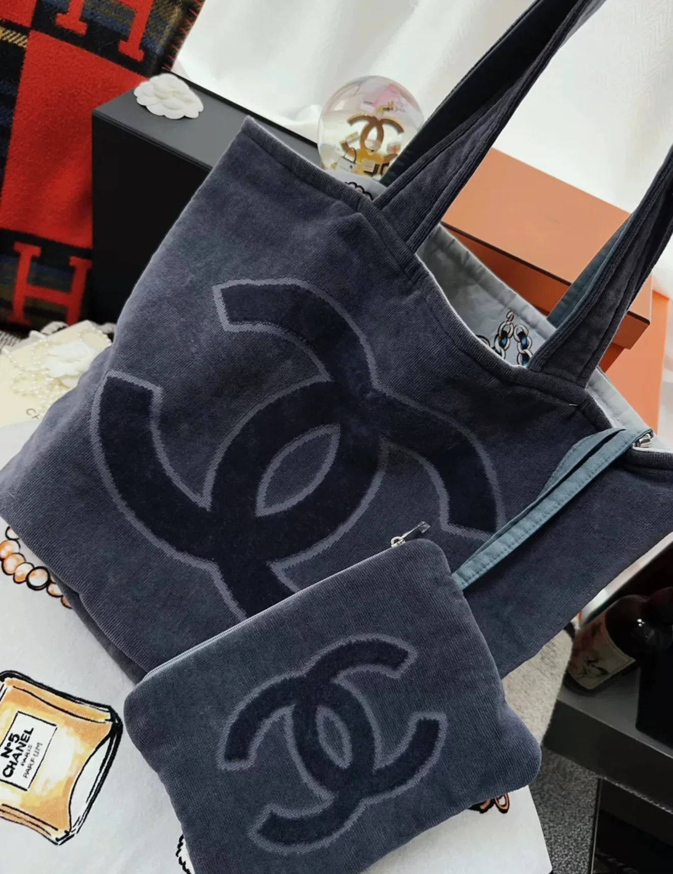 Chanel 20A limited edition gray graffiti beach bag & towel set - Image 2