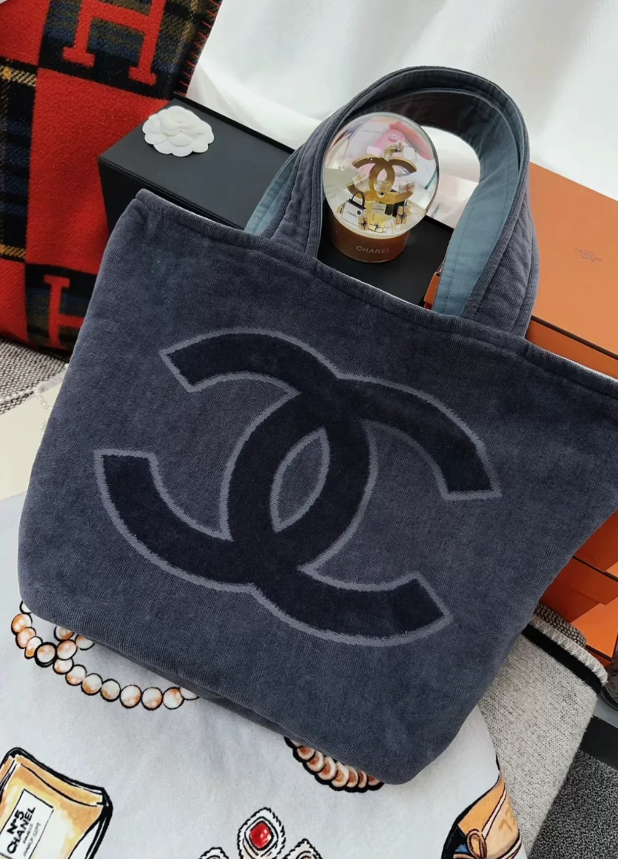 Chanel 20A limited edition gray graffiti beach bag & towel set - Image 3