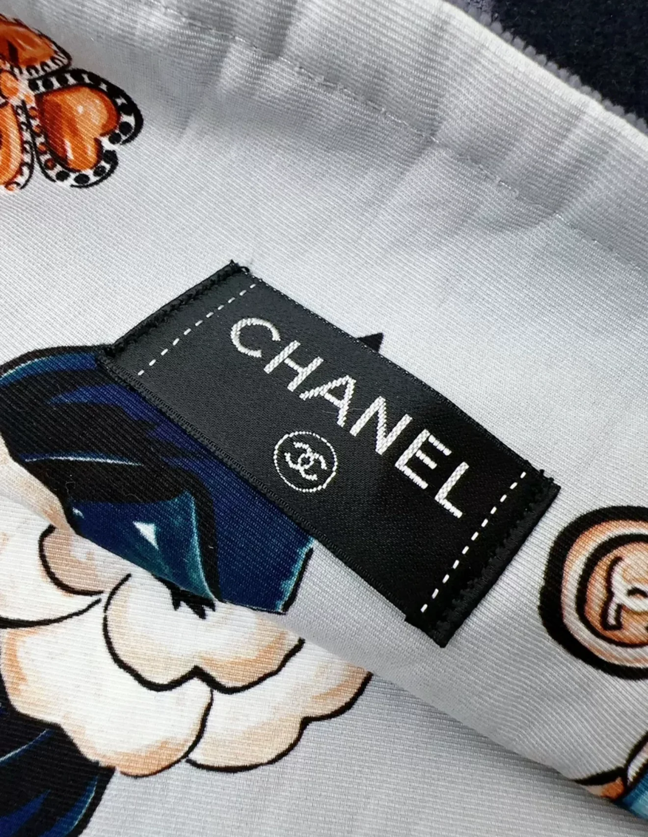 Chanel 20A limited edition gray graffiti beach bag & towel set - Image 5