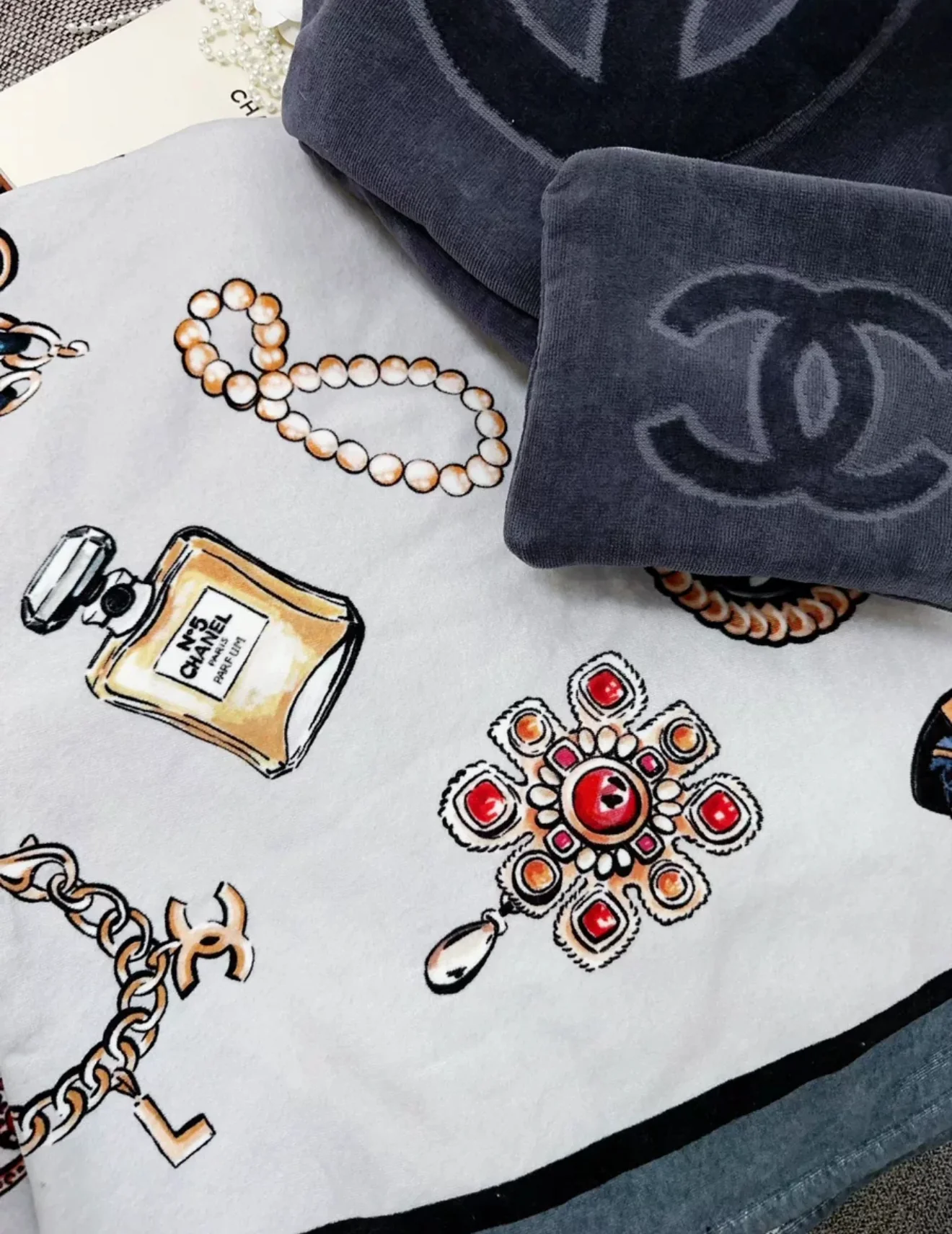 Chanel 20A limited edition gray graffiti beach bag & towel set - Image 6