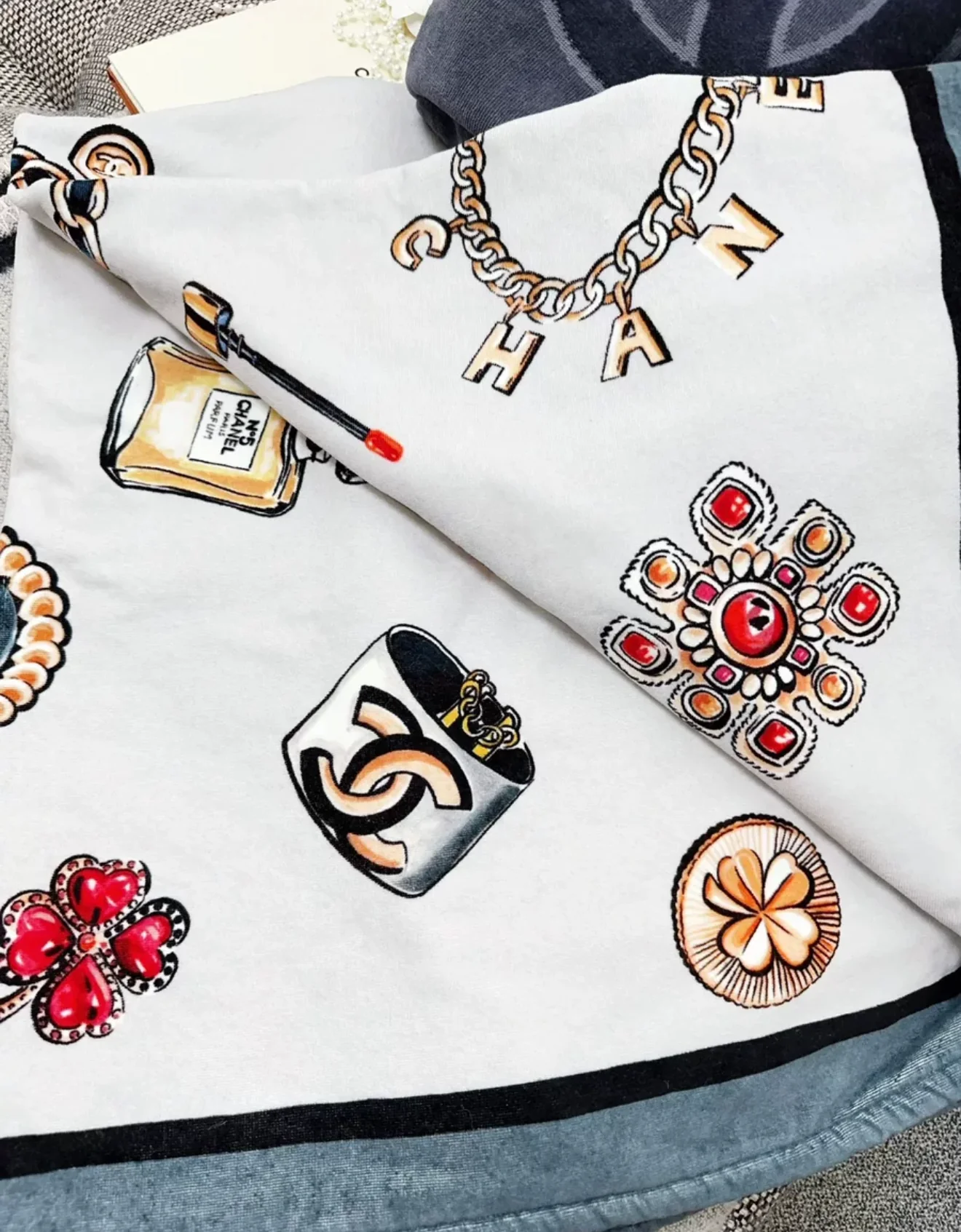 Chanel 20A limited edition gray graffiti beach bag & towel set - Image 7